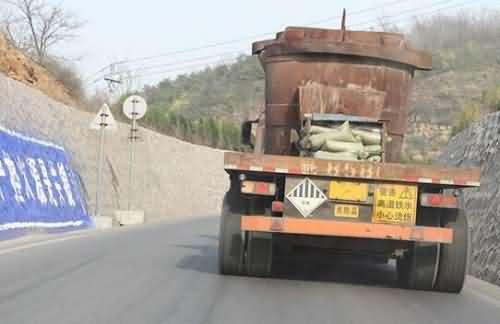 河北滦县铁水车侧翻这种车为什么能上路