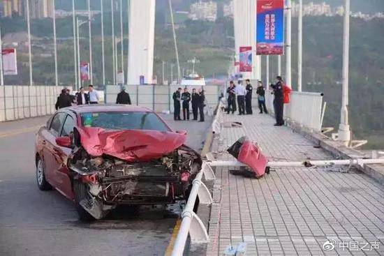 ＂重庆公交坠江＂:欠涉事女司机一个道歉