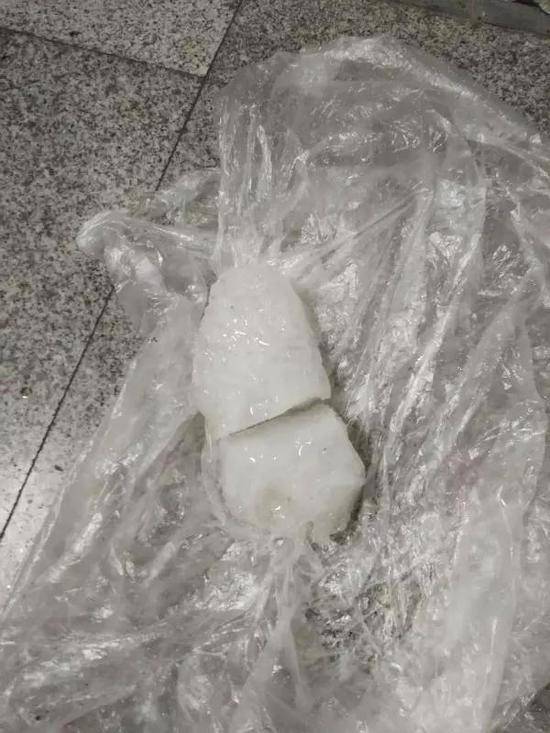 △不明物看上去应该是冰块（摄影：张亮宗）