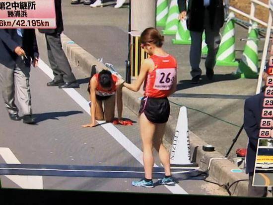 感人!19岁马拉松女选手跌倒骨折 跪爬300米到终点
