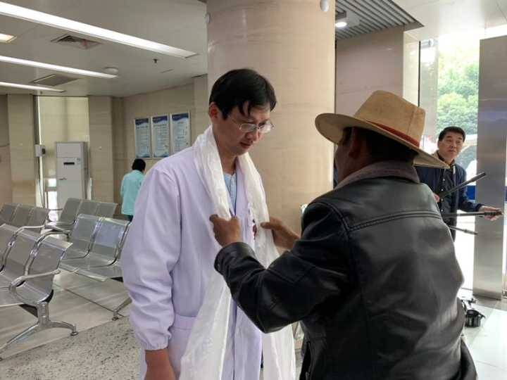 26岁西藏小伙头痛发烧没当回事引起了脑炎躺进ICU