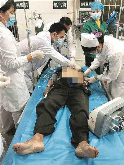 医生对老人实施抢救