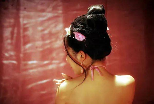姜兰在《新龙门客栈》中给女演员戚薇做裸替。 受访者供图
