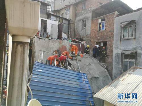 武汉民房坍塌已救出5名被困人员 1人抢救无效死亡