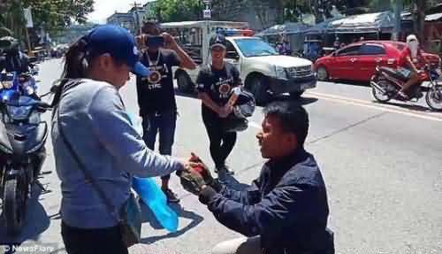 菲律宾男子车祸死亡求婚
