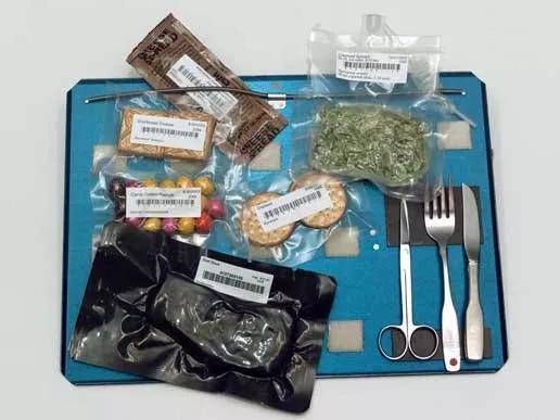 航天飞机上放在托盘上的食物（图片来源：维基百科）