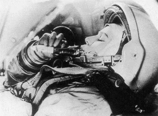早期前苏联和美国的航天飞行中，航天员采取嘴对嘴的进食方式，就是将经过特殊加工的液体或半固体的食品装在类似牙膏管的容器内，进食时通过一根导管将食品直接挤入口内（图片来源：搜狐网）