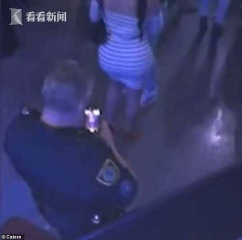 这个警察有点色 演唱会执勤偷拍女子肥臀还回放