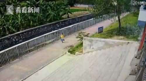 罗甸县龙坪镇7岁男孩被困下水道4天