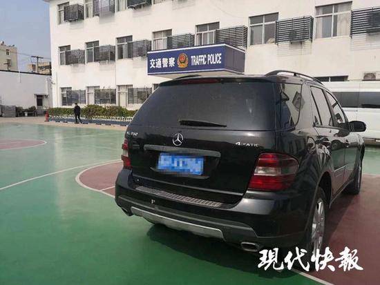 △徐某花4万元购买的奔驰。交警供图