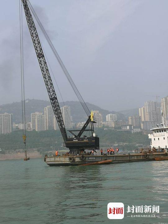 重庆公交坠江处水深约80米 大型浮吊准备起吊公交