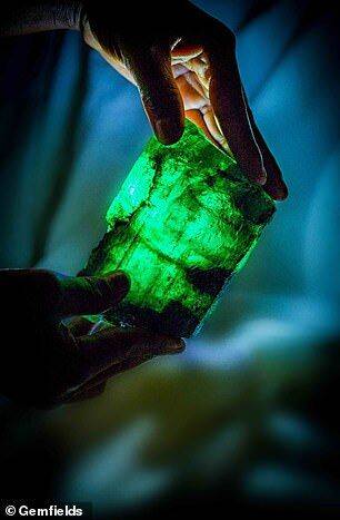 赞比亚发掘1.1kg祖母绿宝石:清晰透彻,色泽完美