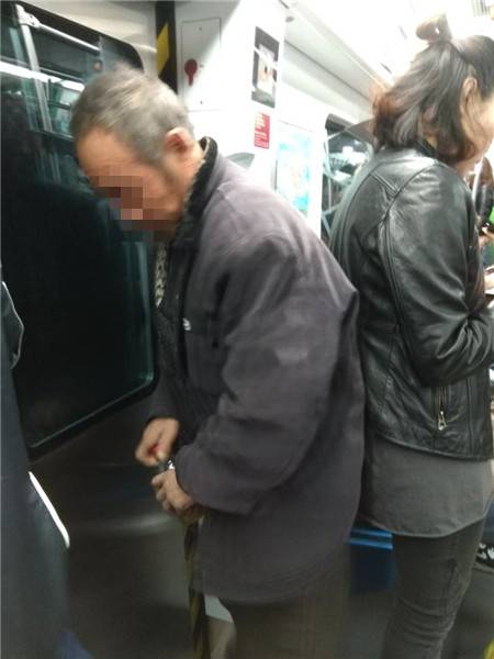 地铁车厢内男子疑似用瓶子小便 被市民拍下