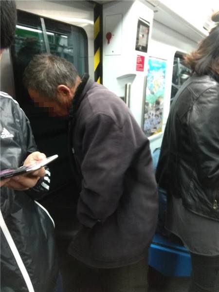 地铁车厢内男子疑似用瓶子小便 被市民拍下