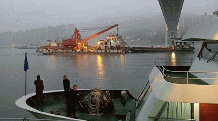 重庆公交坠江最新消息：事故9名遇难者被发现已捞上岸7名 