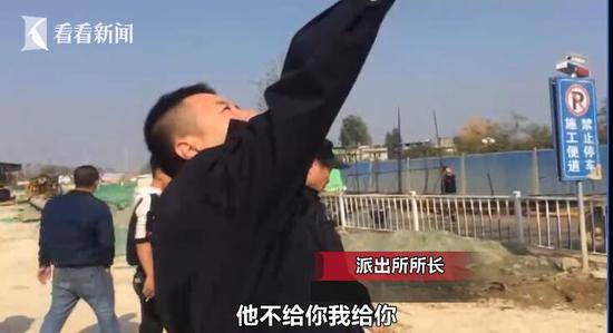 小伙爬几十米高塔吊讨要1600元工资 警察:我给你发
