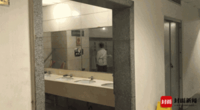 男厕镜子正对小便器 网友喊话:设计师 请出来聊聊