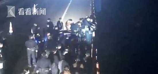 男子欲跳桥轻生 辅警飞身抱其大腿3小时不放手
