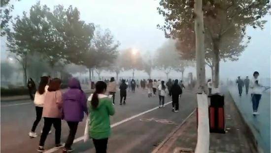 11月3日，大雾中有学生跑操的身影。受访者供图