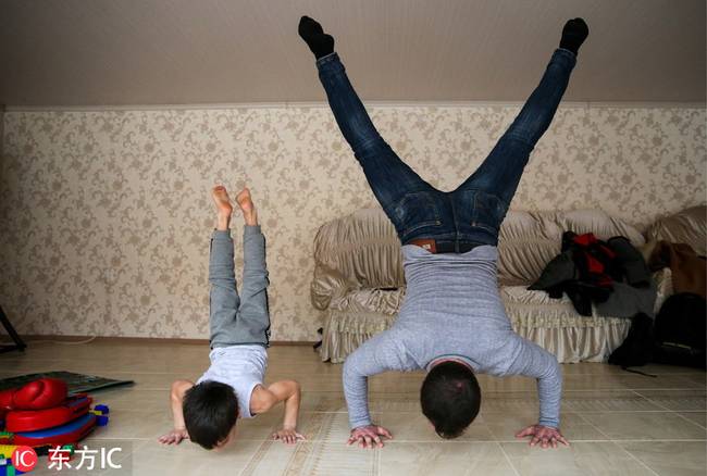 俄车臣共和国5岁男孩2小时做4105个俯卧撑
