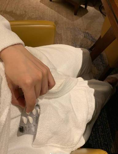 微博网友发帖称，上海五角场凯悦酒店提供的浴袍中有半板吃剩的“白加黑”感冒药。本文图片均来自＠和谐大巴