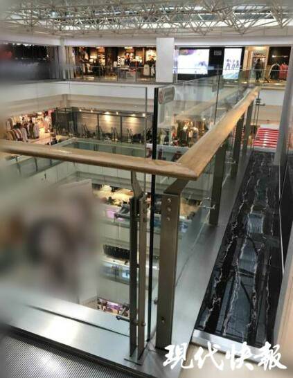 南京商场女子坠亡 警方通报：死者51岁系癌症患者