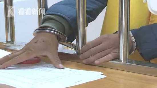 男子挥舞折叠刀袭击民警 见到枪口“秒怂”被制服