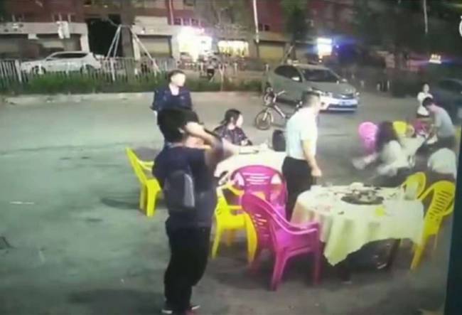 女子吃宵夜被陌生男扑倒猥亵