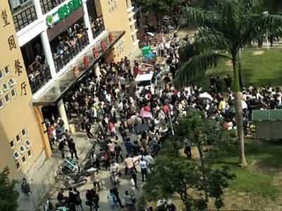 11月12日午餐时间，闽江学院第二食堂门口聚集的学生