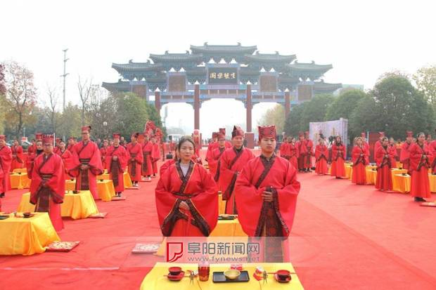 阜阳百人汉服婚礼照传统礼仪进行 众新人终身难忘