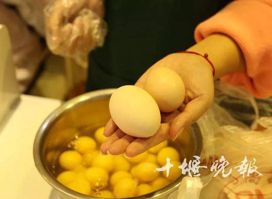 女子超市买50枚鸡蛋 全打开后被眼前一幕惊呆(图)