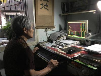 八旬老奶奶92年开始炒股 因为炒股学会电脑