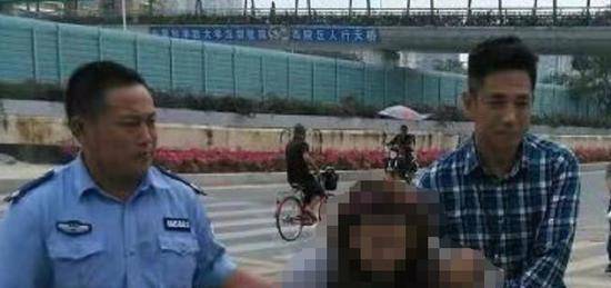 00后少女当街流产拒绝就医 送院后竟不知自己怀孕