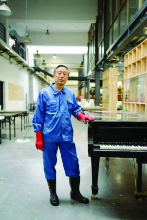吴大爷弹钢琴全靠自学成才 图片来自南京艺术学院公众号