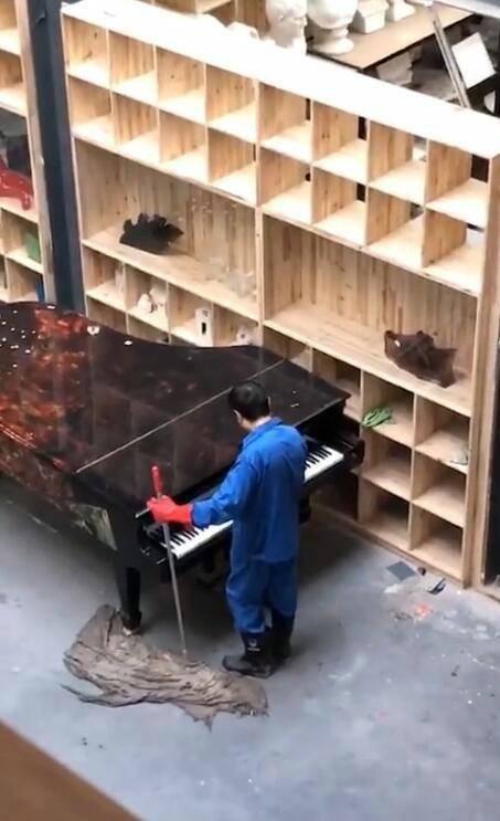 保洁大爷单手弹钢琴爆红:右手断指 自学钢琴
