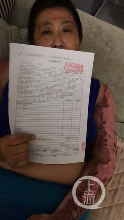 黄杰的母亲柴柏玲和北京朝阳急救中心的住院病例复印件。 本文图均为 上游新闻 图