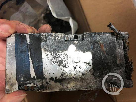 火灾中燃烧过后的锂电池表面残留着CW 标识。