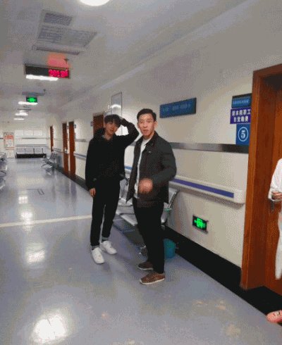 王俊凯深夜挂急诊取鱼刺 被偶遇还暖心给粉丝签名