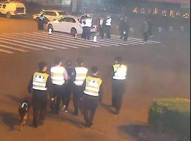 民警与逃犯一直保持5米距离：反正他也跑不过我