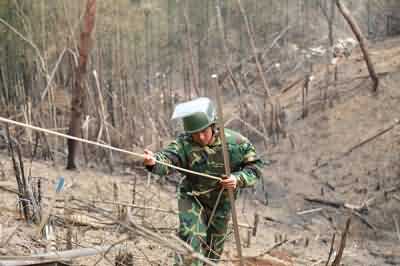 杜富国在老山某雷场作业后拉着安全绳撤出雷场。黄巧 摄