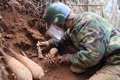 南部战区陆军云南扫雷大队四队官兵在天保口岸四号洞雷场排除炮弹。黄巧 摄