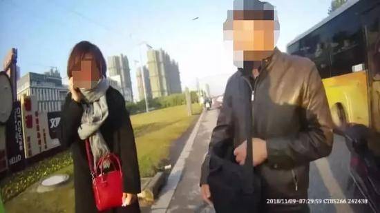 男子等红灯一个小动作被轧到脚 结果赔钱还被拘留