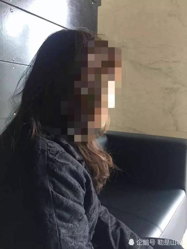 父亲去世不久, 母亲与女儿竟然同时怀孕, 女儿气得要……