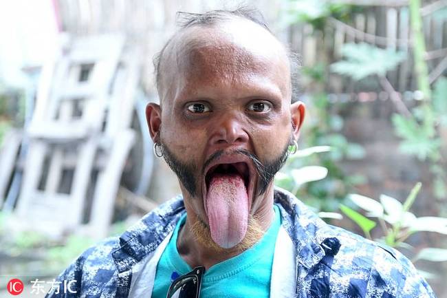 尼泊尔男子有世界最长舌头 伸出来可以舔到额头(图)