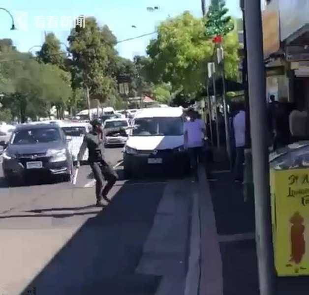 亚裔店主遭黑帮堵门 抄家伙暴揍恶徒