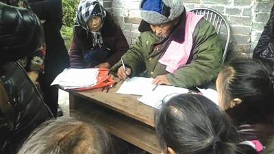 流浪汉变成神医一天12小时开药方 诊费高达百元