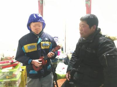 保鲜膜男孩18岁了 心愿:学个手艺能养活自己
