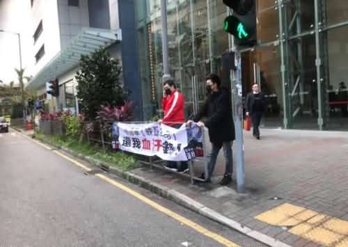 刘德华公司被被卷入欺诈传闻 多名男子面戴口罩抗议