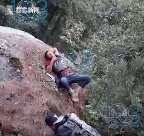 7名杀手伏击警车 机枪扫射打翻警车4名警察遇害
