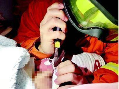 睡袋拉链卡住5岁男童下体 消防员赶到后“破拆”